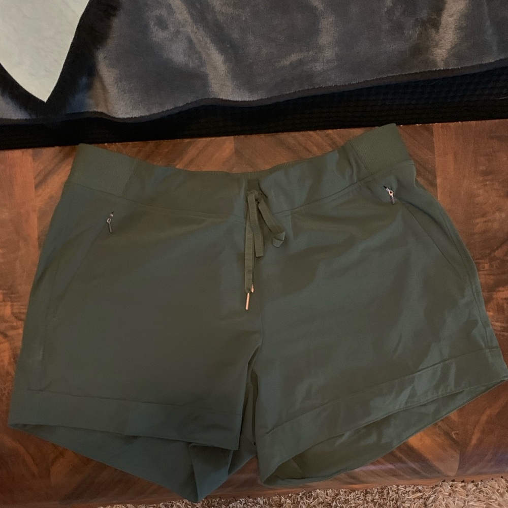 CALIA Women's Anywhere 5'' Cuff Shorts